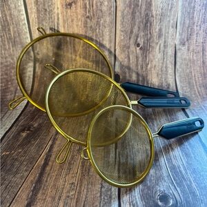 Preowned Set of Gold Mesh Strainers with Black Handles Item #PHK7134